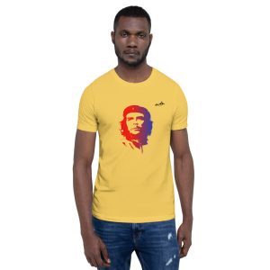 Camiseta amarillo suave con ilustración che guevara en azulgrana.posando de frente